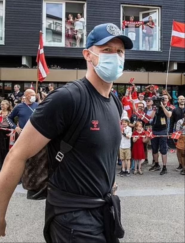 Imagini incredibile din Danemarca! Suporterii nu au voie pe Wembley asa ca le-au pregatit o surpriza uriasa fotbalistilor lui Hjulmand la plecarea din tara_4