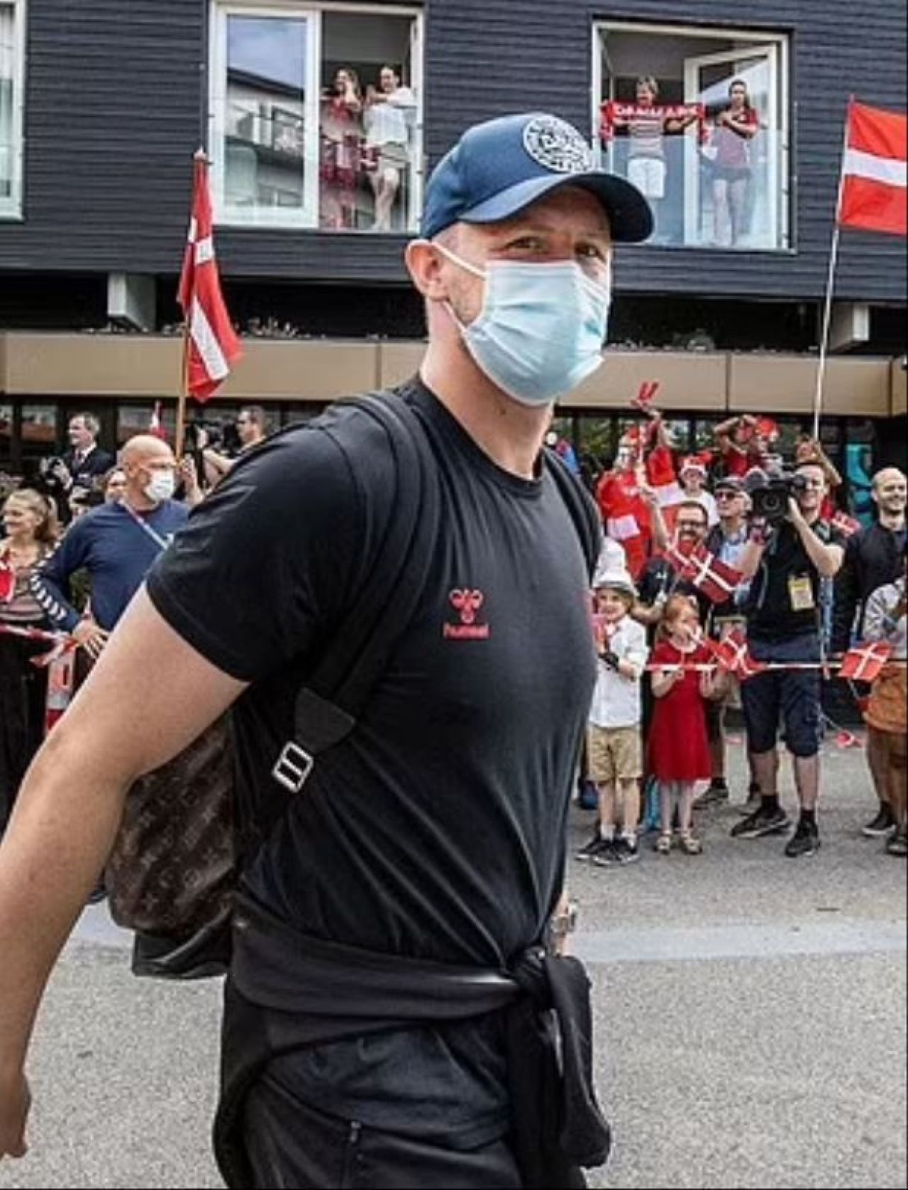 Imagini incredibile din Danemarca! Suporterii nu au voie pe Wembley asa ca le-au pregatit o surpriza uriasa fotbalistilor lui Hjulmand la plecarea din tara_4
