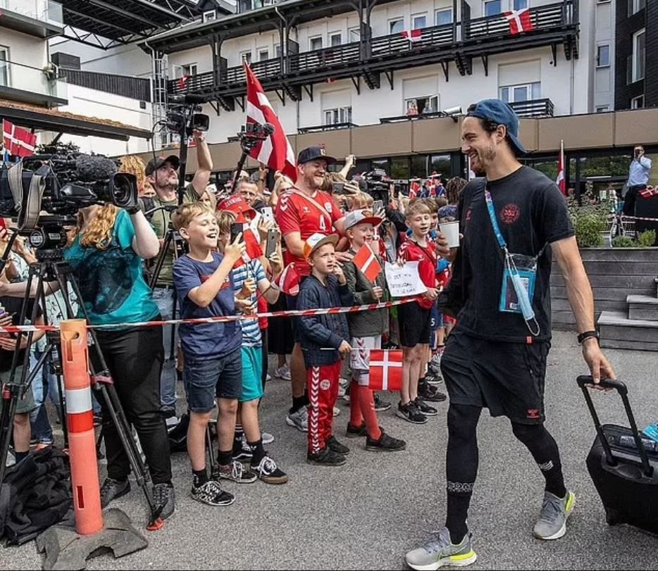 Imagini incredibile din Danemarca! Suporterii nu au voie pe Wembley asa ca le-au pregatit o surpriza uriasa fotbalistilor lui Hjulmand la plecarea din tara_5