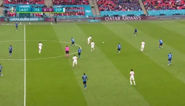 Actiune superba a lui Ferran Torrres, care primeste in jumatatea adversa, il dribleaza frumos pe Jorginho si incearca un sut de la distanta, dar trimite pe langa poarta