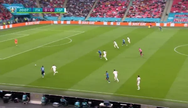 Gest iresponsabil al lui Unai Simon! Portarul a iesit la marginea careului in intampinarea lui Immobile, care intarzie pasa spre Chiesa. Jucatorul suteaza, dar spaniolii se repliaza rapid si resping balonul