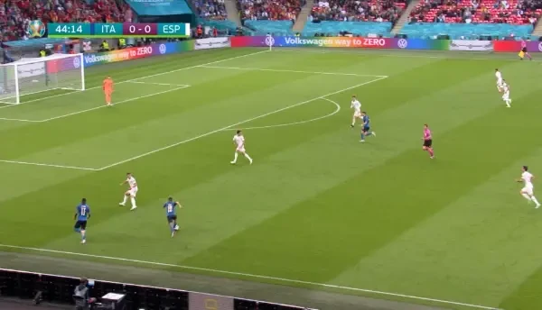 OCAZIE ITALIA! Emerson patrunde frumos in careu si suteaza din unghi, trimitand in bara!