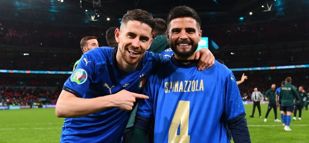 Gest superb al lui Lorenzo Insigne dupa calificarea Italiei! Extrema de la Napoli a sarbatorit cu tricoul lui Spinazzola pe el_2