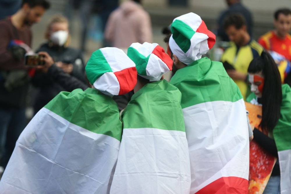 A fost show total! Italia si Spania au facut spectacol pe teren, suporterii s-au dat in spectacol in tribune. Imaginile zilei la Euro 2020_3