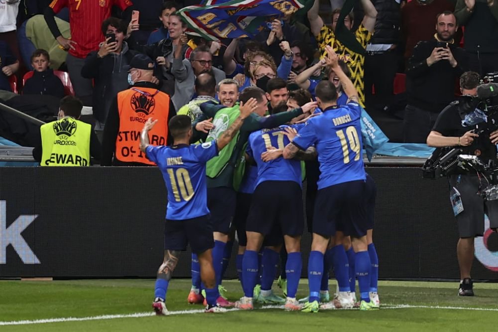 A fost show total! Italia si Spania au facut spectacol pe teren, suporterii s-au dat in spectacol in tribune. Imaginile zilei la Euro 2020_8