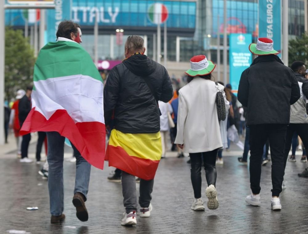 A fost show total! Italia si Spania au facut spectacol pe teren, suporterii s-au dat in spectacol in tribune. Imaginile zilei la Euro 2020_9