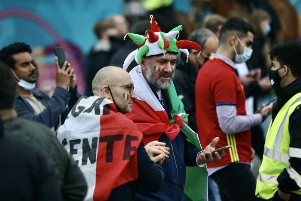 A fost show total! Italia si Spania au facut spectacol pe teren, suporterii s-au dat in spectacol in tribune. Imaginile zilei la Euro 2020_10