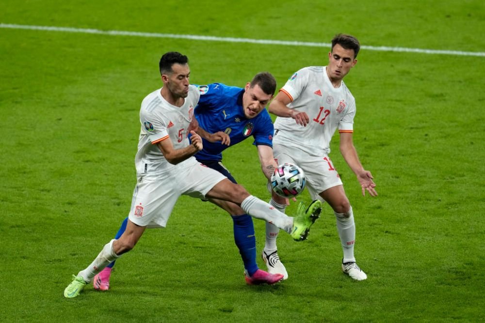 A fost show total! Italia si Spania au facut spectacol pe teren, suporterii s-au dat in spectacol in tribune. Imaginile zilei la Euro 2020_13