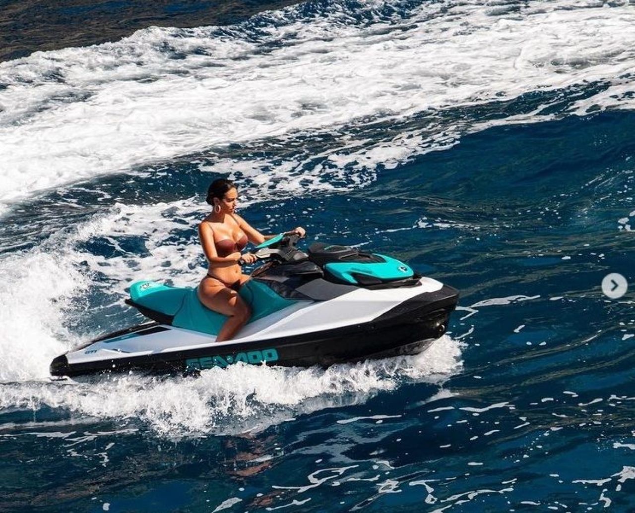 Cristiano Ronaldo asteapta titlul de golgheter pe yacht! El se relaxeaza pe vasul sau de lux, alaturi de familie si prieteni_2