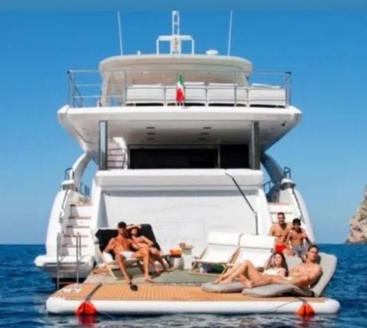Cristiano Ronaldo asteapta titlul de golgheter pe yacht! El se relaxeaza pe vasul sau de lux, alaturi de familie si prieteni_3