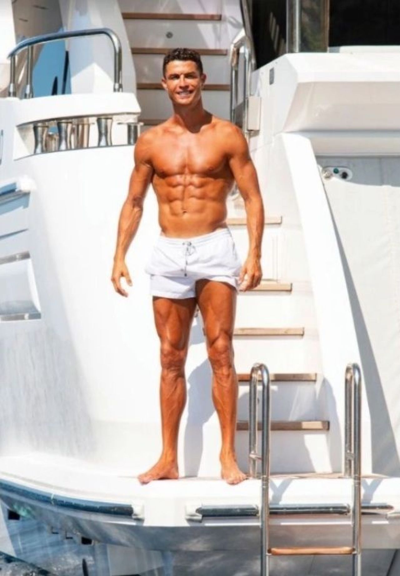 Cristiano Ronaldo asteapta titlul de golgheter pe yacht! El se relaxeaza pe vasul sau de lux, alaturi de familie si prieteni_4