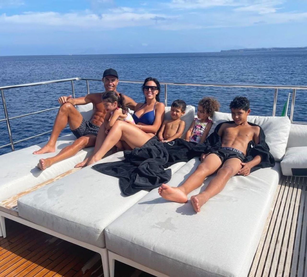 Cristiano Ronaldo asteapta titlul de golgheter pe yacht! El se relaxeaza pe vasul sau de lux, alaturi de familie si prieteni_5