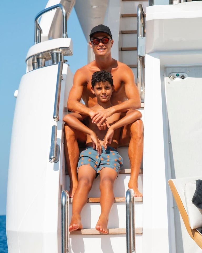 Cristiano Ronaldo asteapta titlul de golgheter pe yacht! El se relaxeaza pe vasul sau de lux, alaturi de familie si prieteni_6