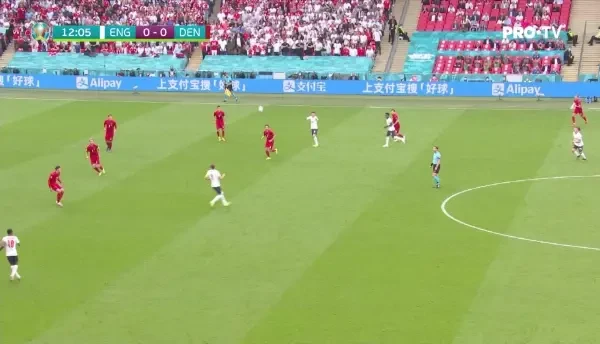 Raheem Sterling a patruns in careu si a driblat doi adversari, iar apoi a incercat sa trimita spre poarta, dar Schmeichel a retinut balonul