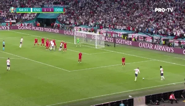 OCAZIE ANGLIA! Mount a centrat din lovitura libera, Maguire a reluat cu capul spre poarta, dar Schmeichel are o parada superba si respinge balonul