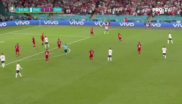 OCAZIE ANGLIA! Kane patrunde in careu si suteaza la coltul lung, Schmeichel respinge balonul in fata portii, acolo unde nu se afla niciun englez