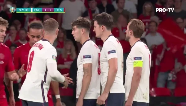 OCAZIE ANGLIA! Grealish suteaza puternic de la distanta, dar Schmeichel boxeaza si trimite balonul peste poarta!