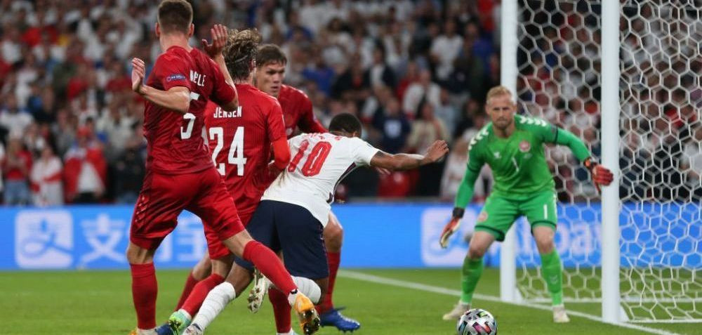 S-au simtit prea ca acasa ?! :) Penalty controversat pe Wembley dupa ce Sterling a cazut in careu