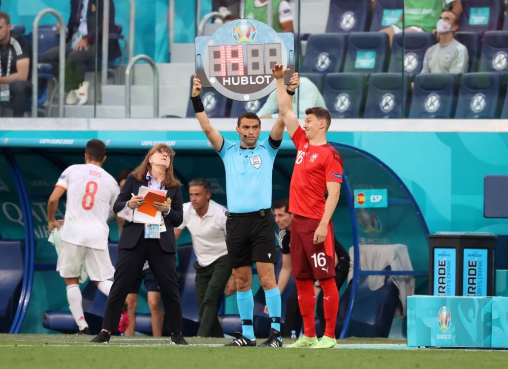 I-am spus arbitrului de rezerva ca sunt doua mingi pe teren! . Selectionerul Danemarcei, furios dupa ce l-a avertizat pe Hategan! Cum distrugi un meci intr-un minut!
