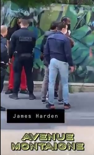 Imagini incredibile la Paris! James Harden, oprit si controlat de politie in plina strada&nbsp;