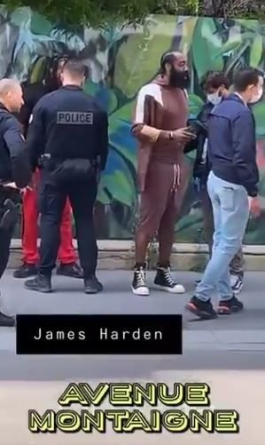 Imagini incredibile la Paris! James Harden, oprit si controlat de politie in plina strada _3