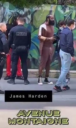 Imagini incredibile la Paris! James Harden, oprit si controlat de politie in plina strada _3