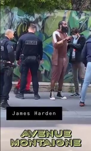 Imagini incredibile la Paris! James Harden, oprit si controlat de politie in plina strada _4
