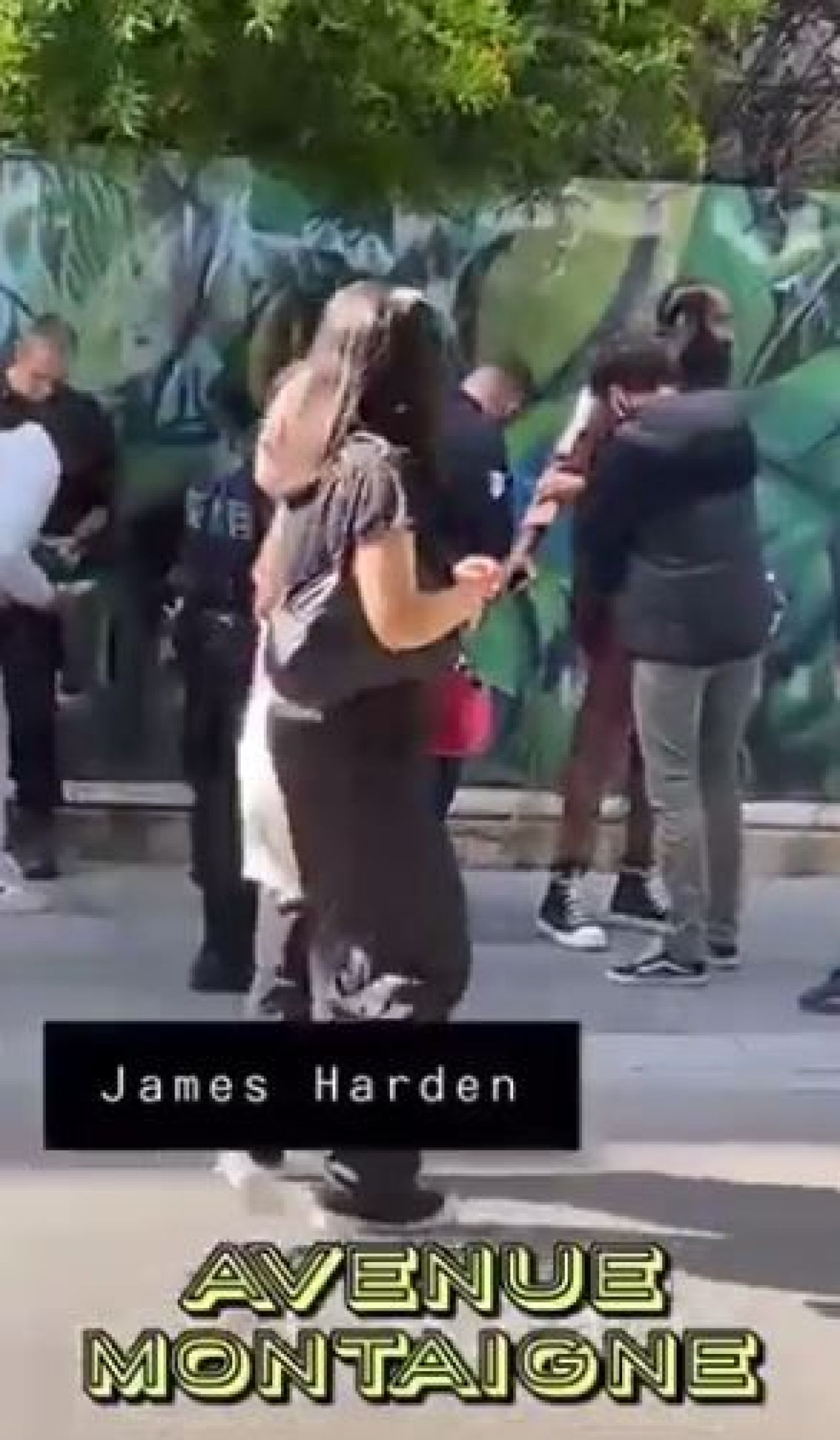 Imagini incredibile la Paris! James Harden, oprit si controlat de politie in plina strada _5