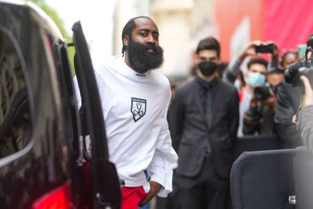 Imagini incredibile la Paris! James Harden, oprit si controlat de politie in plina strada _8
