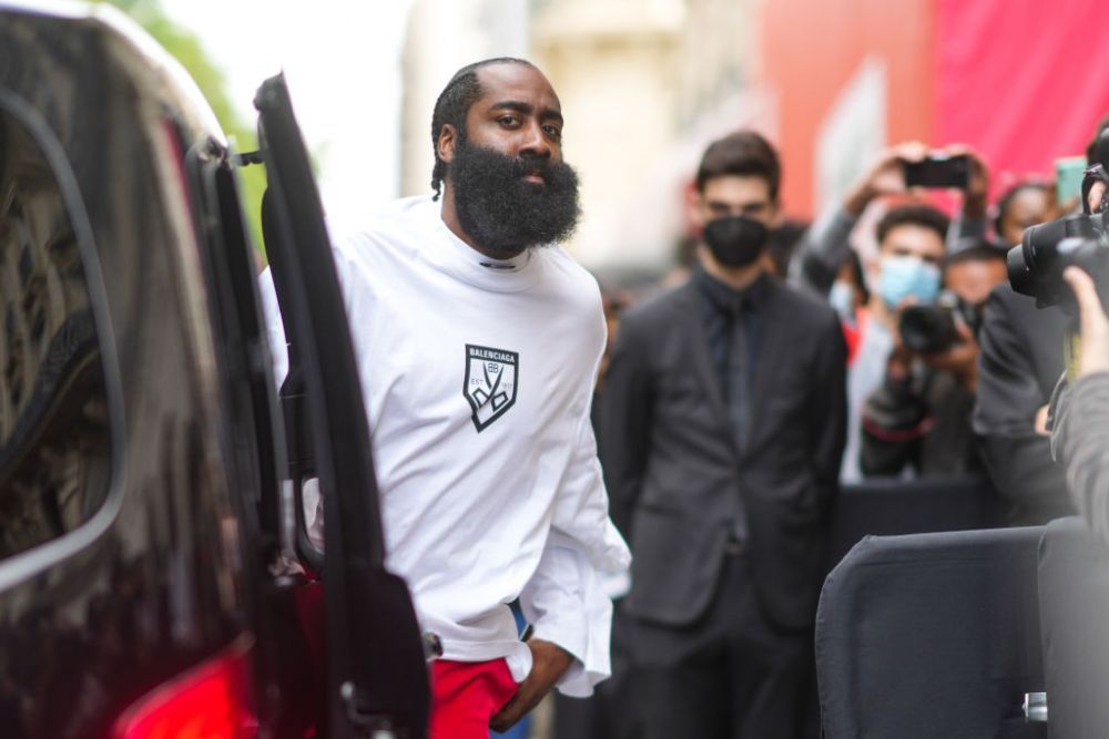 Imagini incredibile la Paris! James Harden, oprit si controlat de politie in plina strada _8