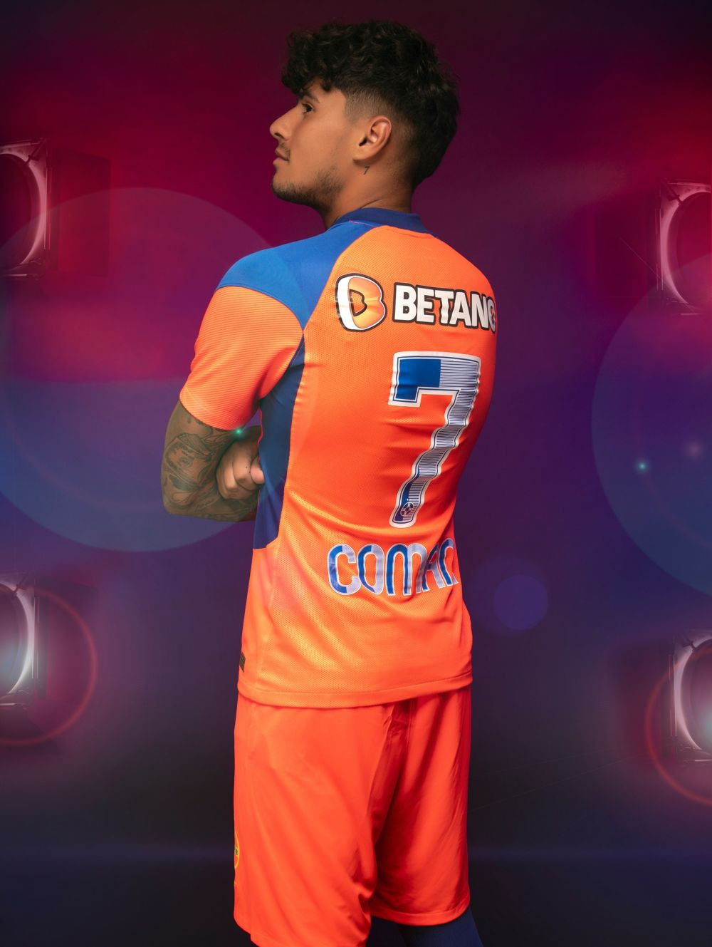 FCSB&nbsp;si-a prezentat noul echipament de joc!&nbsp;Imagini spectaculoase cu tinutele oficiale ale lui jucatorilor&nbsp;