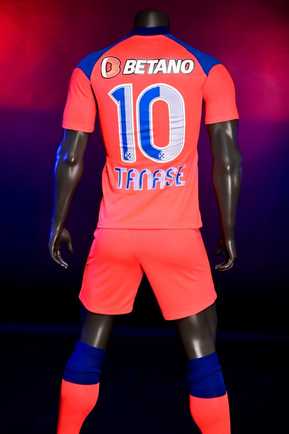 FCSB si-a prezentat noul echipament de joc! Imagini spectaculoase cu tinutele oficiale ale lui jucatorilor _4