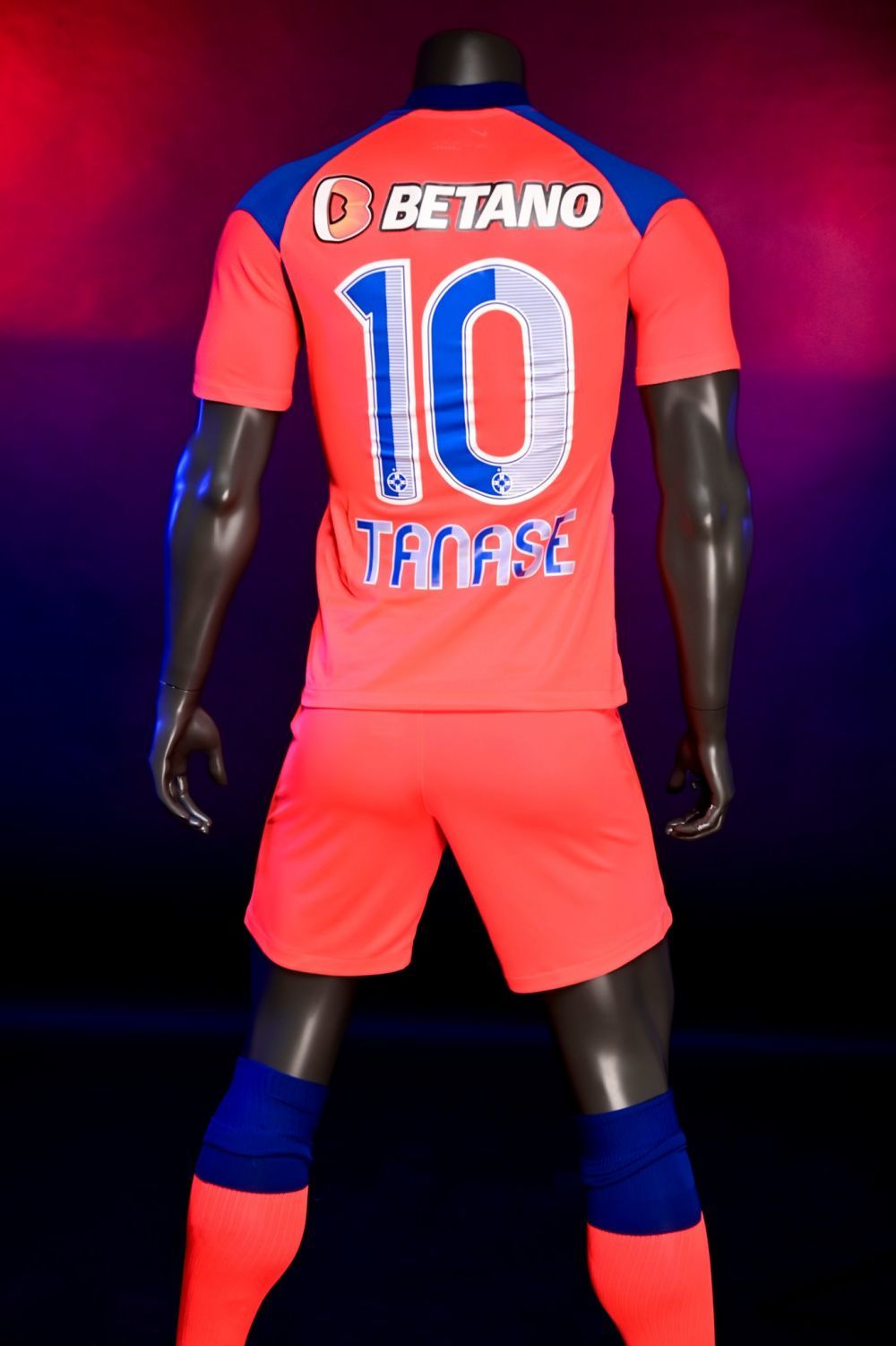 FCSB si-a prezentat noul echipament de joc! Imagini spectaculoase cu tinutele oficiale ale lui jucatorilor _4