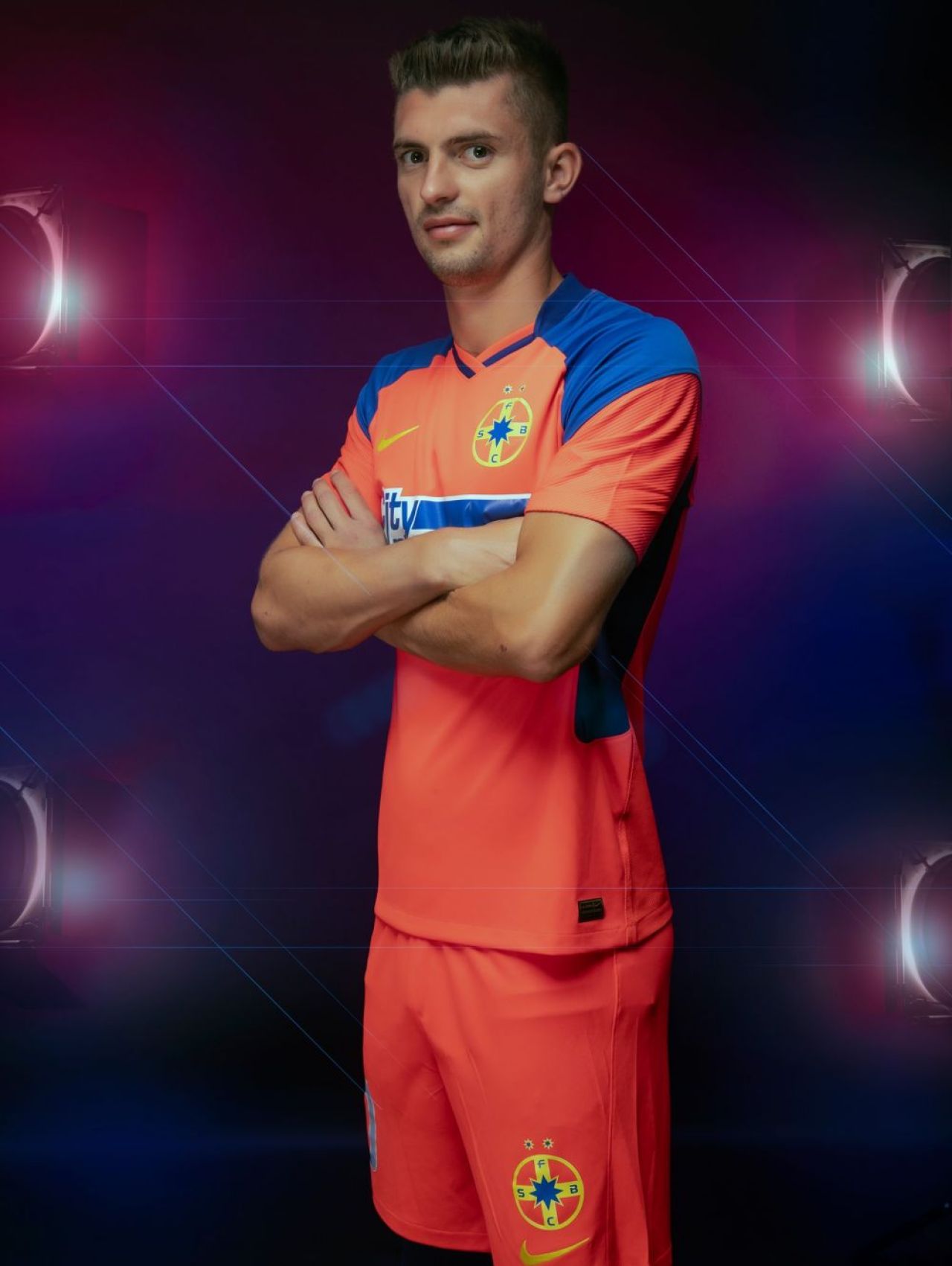FCSB si-a prezentat noul echipament de joc! Imagini spectaculoase cu tinutele oficiale ale lui jucatorilor _8