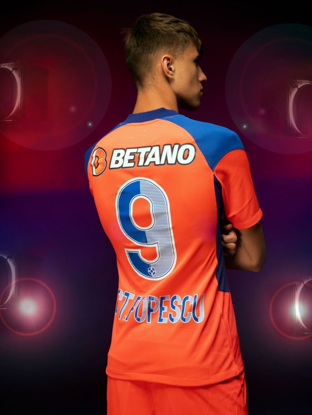 FCSB si-a prezentat noul echipament de joc! Imagini spectaculoase cu tinutele oficiale ale lui jucatorilor _9