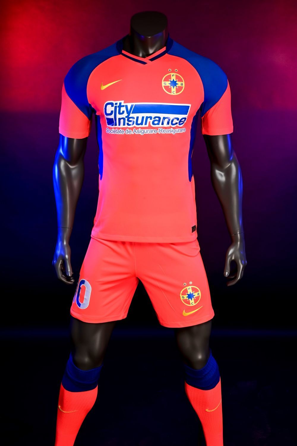 FCSB si-a prezentat noul echipament de joc! Imagini spectaculoase cu tinutele oficiale ale lui jucatorilor _13