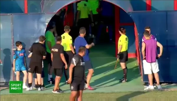 S-a furat mingea! :) Faza de cascadorii rasului inainte de FC Buzau - FCSB! Meciul a fost intarziat