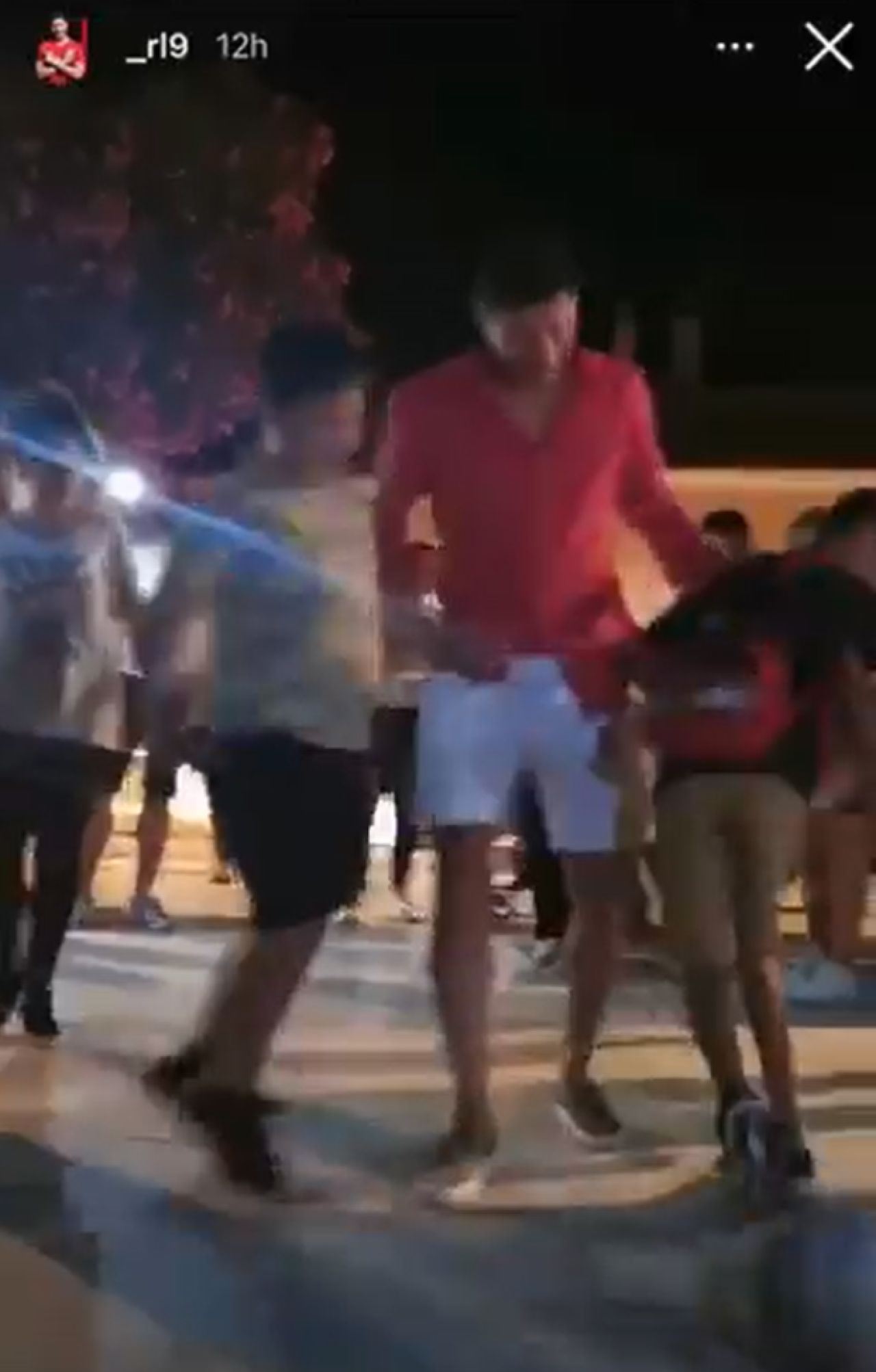 Nu poate sta departe de minge! :) Imagini geniale cu Lewandowski in vacanta! A iesit in strada sa se joace fotbal cu copiii _1