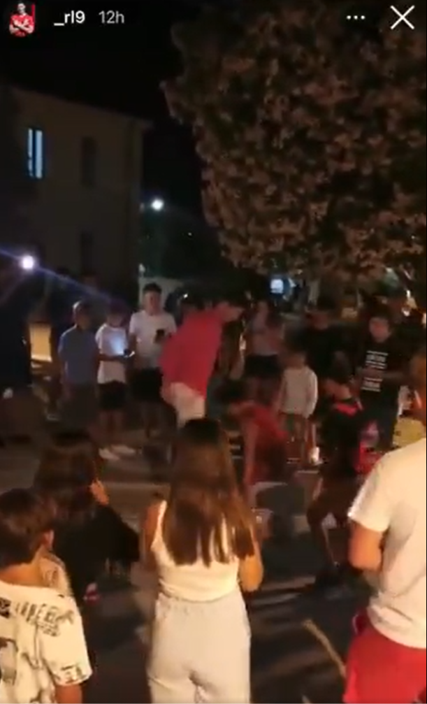 Nu poate sta departe de minge! :) Imagini geniale cu Lewandowski in vacanta! A iesit in strada sa se joace fotbal cu copiii _2