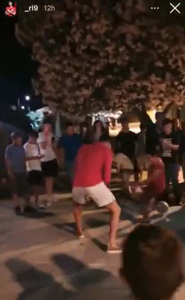 Nu poate sta departe de minge! :) Imagini geniale cu Lewandowski in vacanta! A iesit in strada sa se joace fotbal cu copiii _3