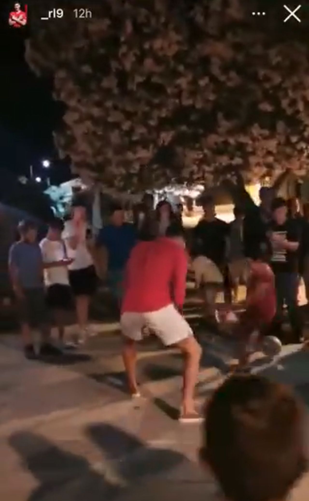 Nu poate sta departe de minge! :) Imagini geniale cu Lewandowski in vacanta! A iesit in strada sa se joace fotbal cu copiii _3