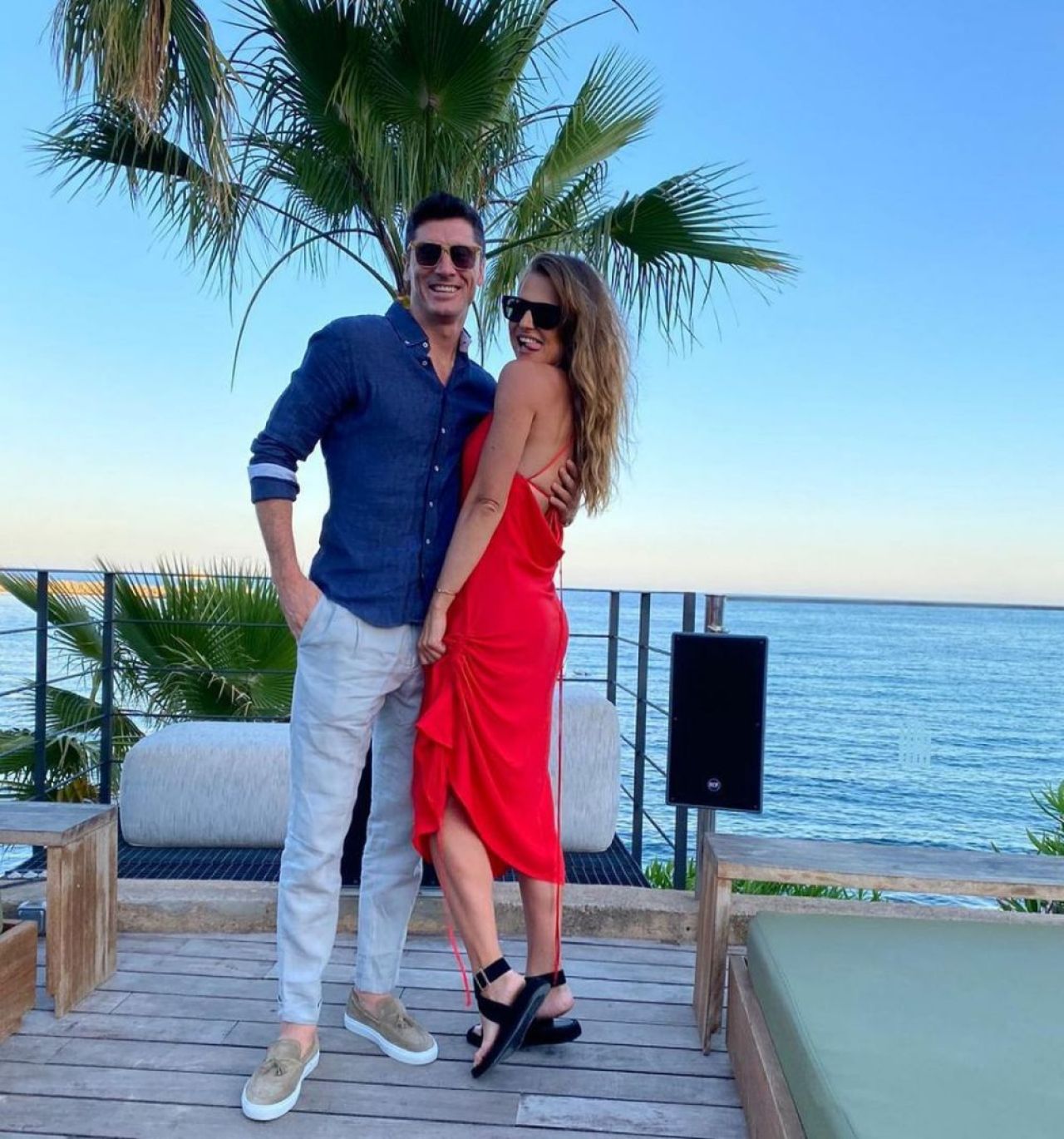 Nu poate sta departe de minge! :) Imagini geniale cu Lewandowski in vacanta! A iesit in strada sa se joace fotbal cu copiii _7