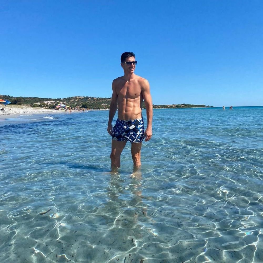 Nu poate sta departe de minge! :) Imagini geniale cu Lewandowski in vacanta! A iesit in strada sa se joace fotbal cu copiii _9