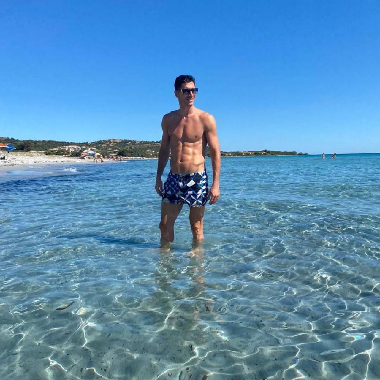 Nu poate sta departe de minge! :) Imagini geniale cu Lewandowski in vacanta! A iesit in strada sa se joace fotbal cu copiii _9