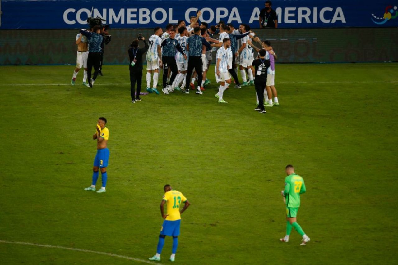 FOTO Messi i-a ingenunchiat pe brazilieni chiar pe Maracana! Cele mai frumoase imagini de la sarbatoarea argentinienilor_2