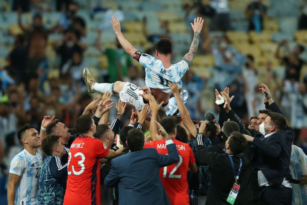 FOTO Messi i-a ingenunchiat pe brazilieni chiar pe Maracana! Cele mai frumoase imagini de la sarbatoarea argentinienilor_3