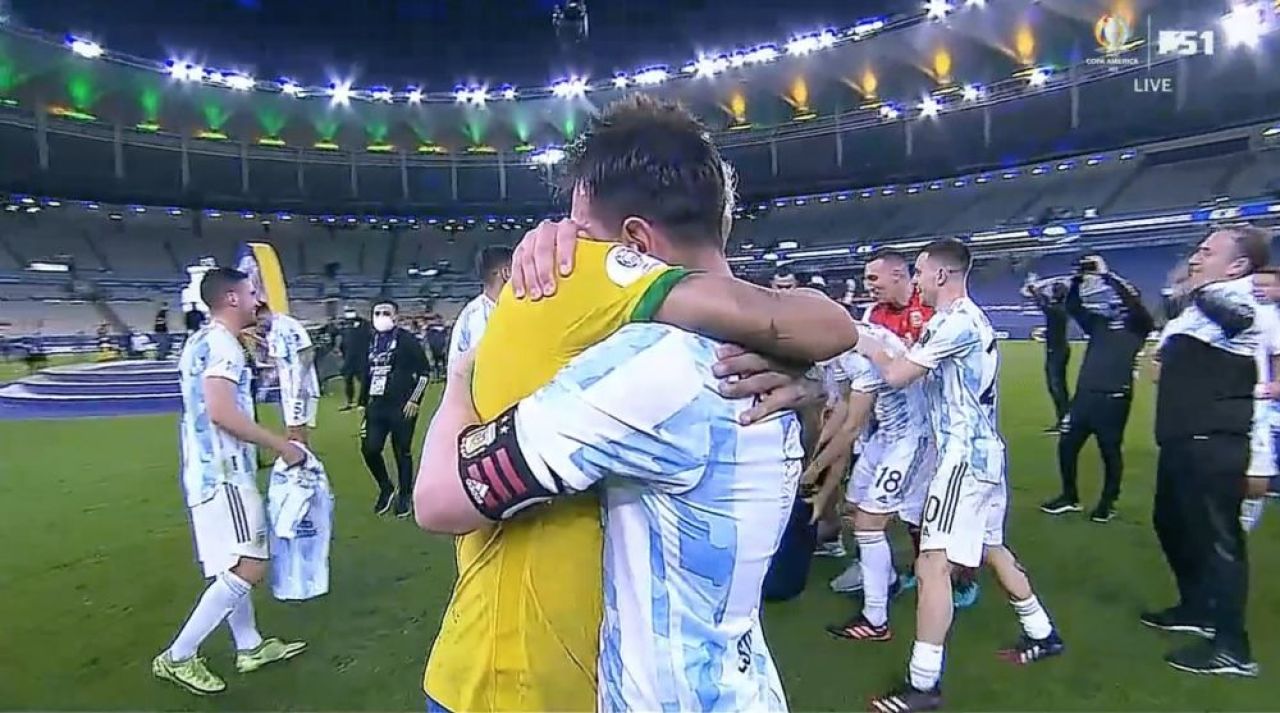 Nu s-au mai putut desparti unul de celalalt! Imagini emotionante cu Messi si Neymar imediat dupa ce s-a incheiat Copa America_1