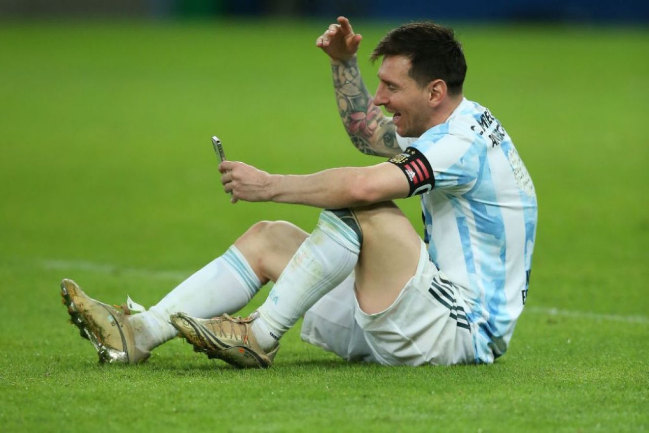 Gestul minunat facut de Messi dupa ce a castigat Copa America: s-a asezat in mijlocul terenului si si-a sunat familia. Reactia baietilor _13