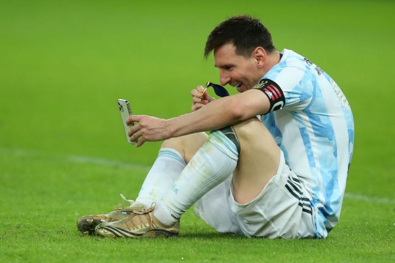 Gestul minunat facut de Messi dupa ce a castigat Copa America: s-a asezat in mijlocul terenului si si-a sunat familia. Reactia baietilor _14