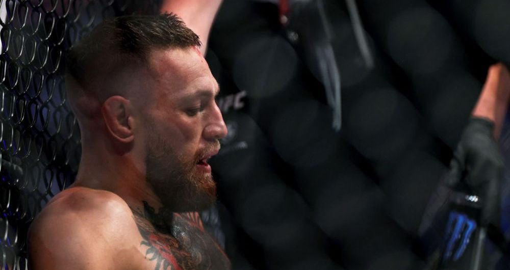 Cosmar pentru Conor McGregor! Irlandezul si-a rupt piciorul in prima runda a luptei cu Poirier